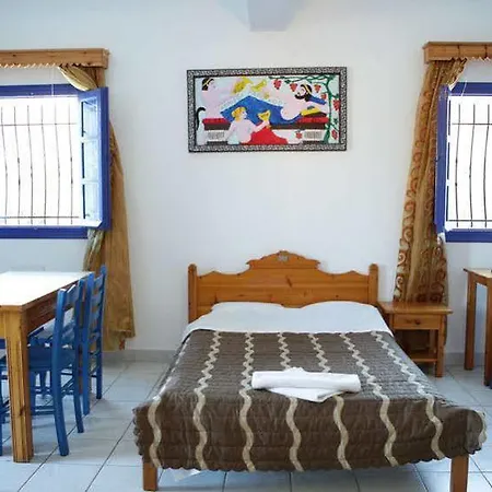 Kapetanios * Perissa (Santorini)